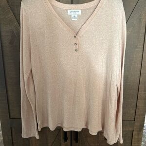 Liz Claiborne Soft V-Neck Long Sleeve Top in Blush Petite Medium